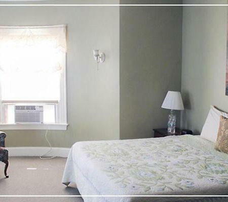 Castle Manor Inn Глостер Экстерьер фото