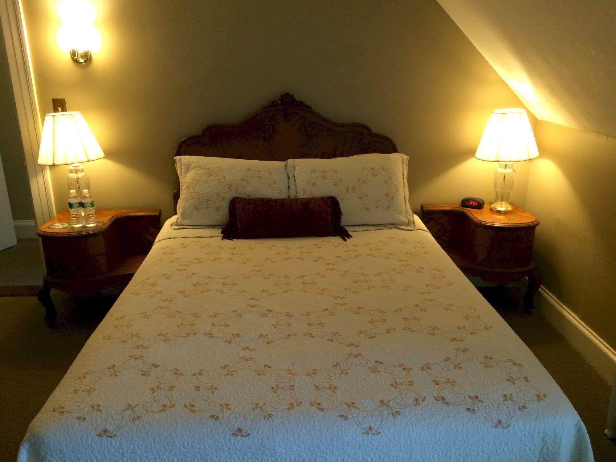 Castle Manor Inn Глостер Экстерьер фото